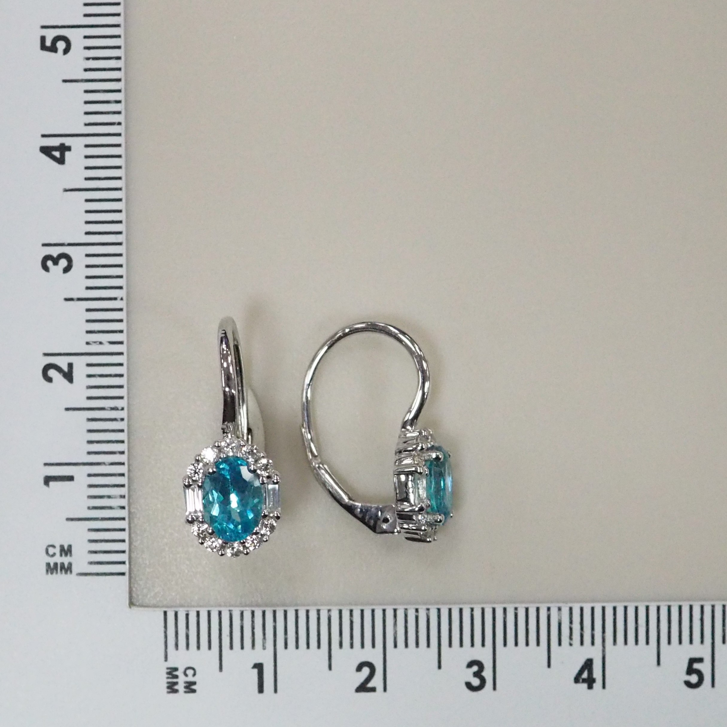 Серебряные серьги с апатитами